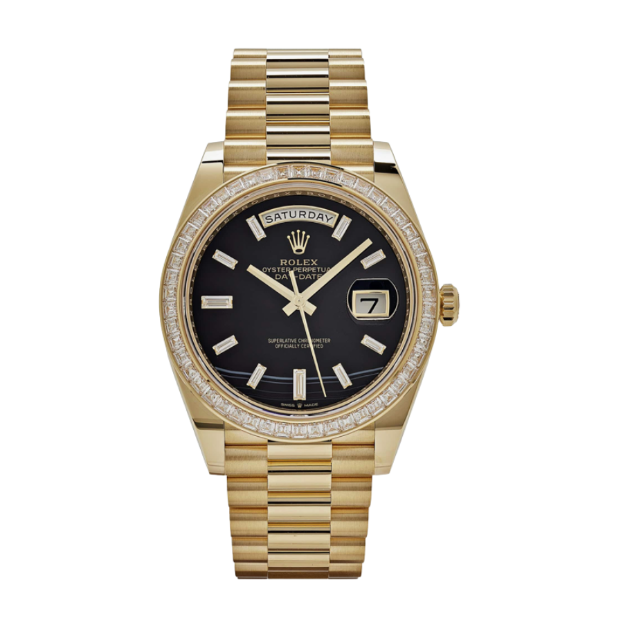 Mostrador de 40 mm em ouro amarelo com diamantes em lapidação baguete e indicação do dia e data.