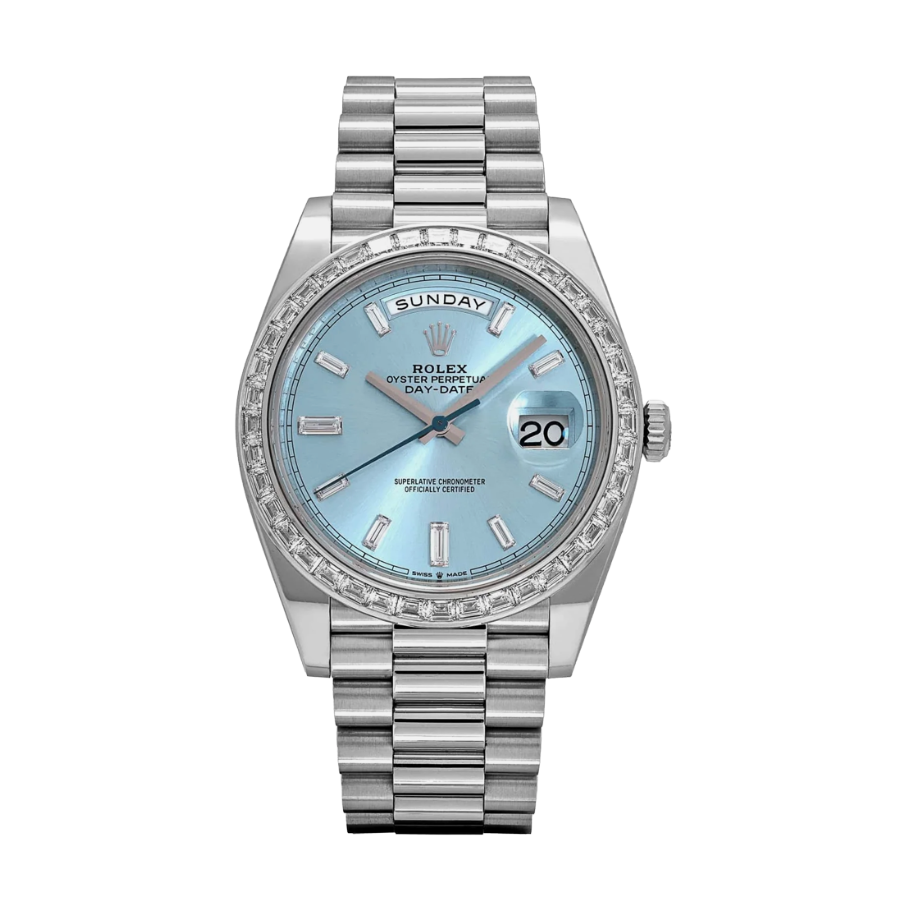 Mostrador azul gelo com diamantes, 40 mm, dia e data.