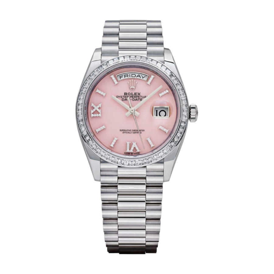 Mostrador de 36 mm com dia e data em opala rosa e diamantes.