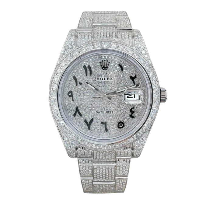 Relógio Datejust em ouro branco com mostrador em numeração árabe e diamantes, cravejado de diamantes.